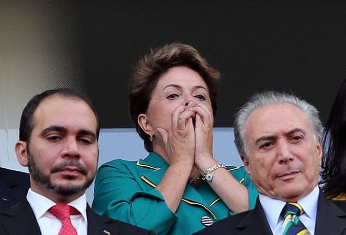 Khoảnh khắc lo lắng của nữ Tổng thống Brazil Dilma Rousseff khi dõi theo trận đấu mở màn World Cup 2014 giữa tuyển Brazil-Croatia.